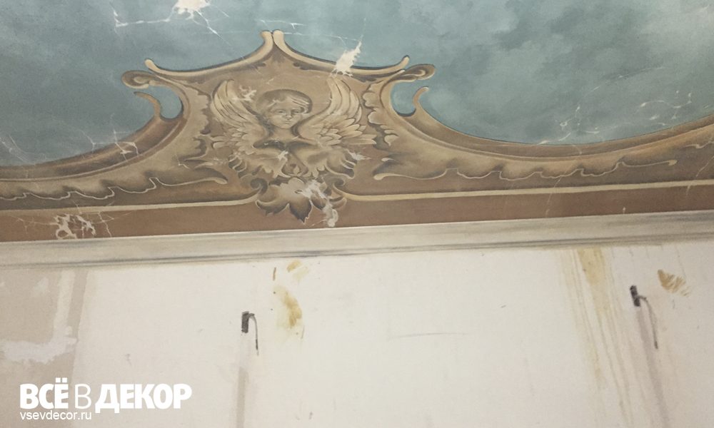 Процесс художественной росписи потолка в кафе