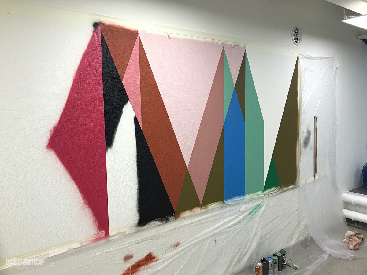 паттерн треугольники на стене, оформление стен в офисе